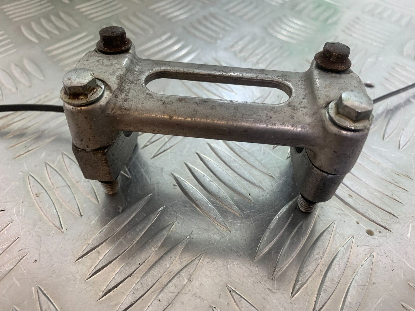 KAWASAKI ZR 750 ZEPHYR HANDLEBAR CLAMP YEAR 1991-95 (CMB1008)