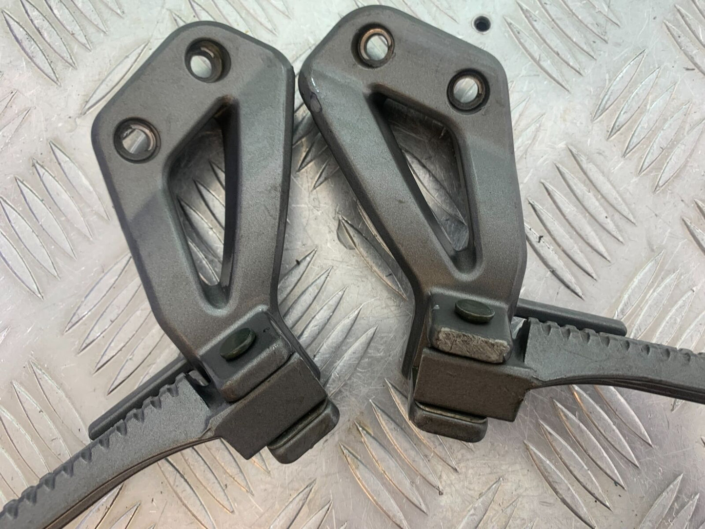 NECO GPX125 REAR HANGERS AND PEGS YEAR 2016-2021(CMB1052)