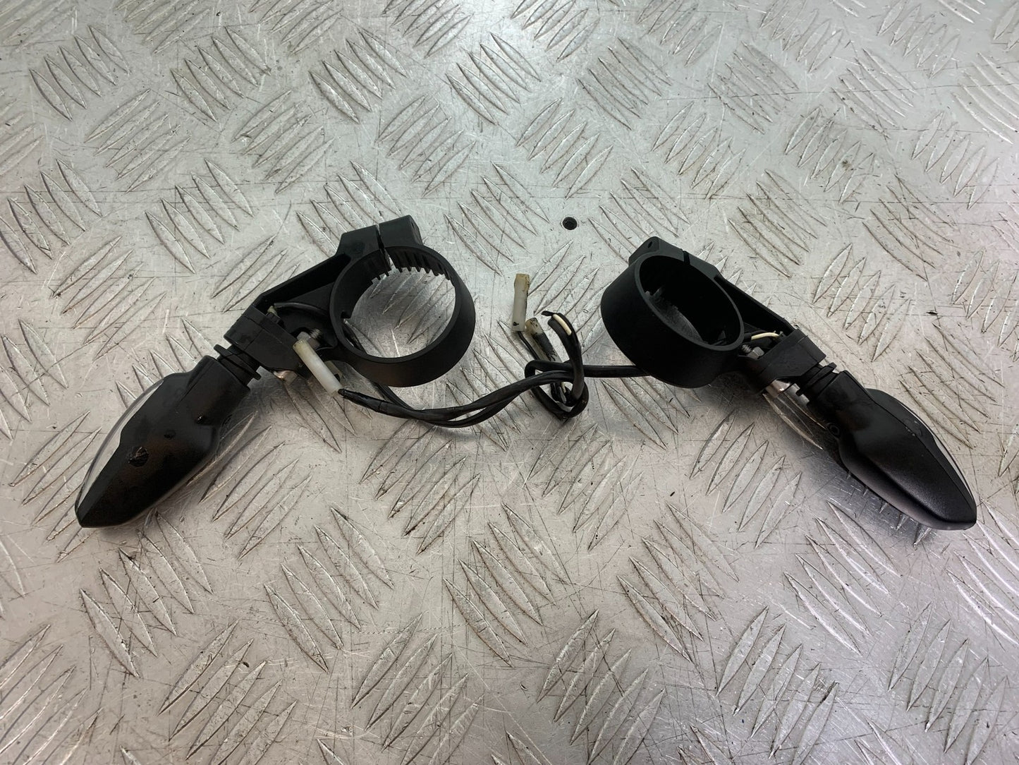 TRIUMPH TRIDENT 660 FRONT INDICATORS  YEAR 2021-2024 (CMB1295)