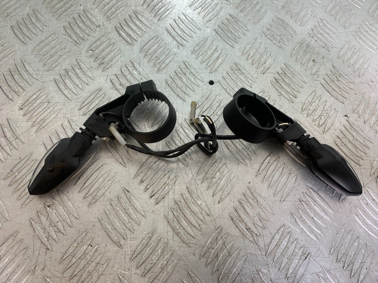 TRIUMPH TRIDENT 660 FRONT INDICATORS  YEAR 2021-2024 (CMB1295)