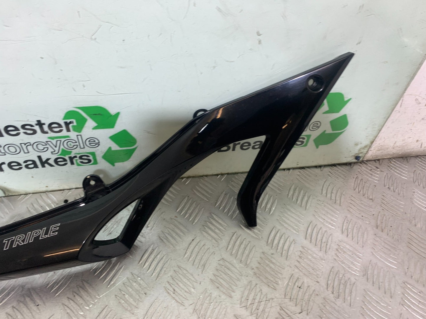 TRIUMPH 1050 SPEED TRIPLE RIGHT SEAT PANEL YEAR 2005-2007 (CMB1322)