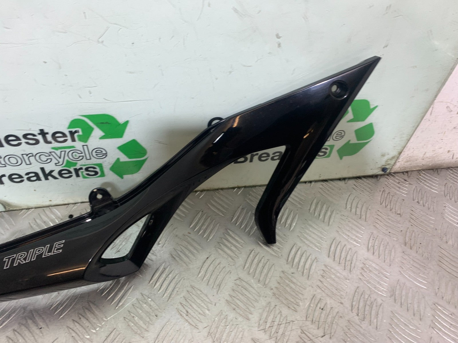 TRIUMPH 1050 SPEED TRIPLE RIGHT SEAT PANEL YEAR 2005-2007 (CMB1322)