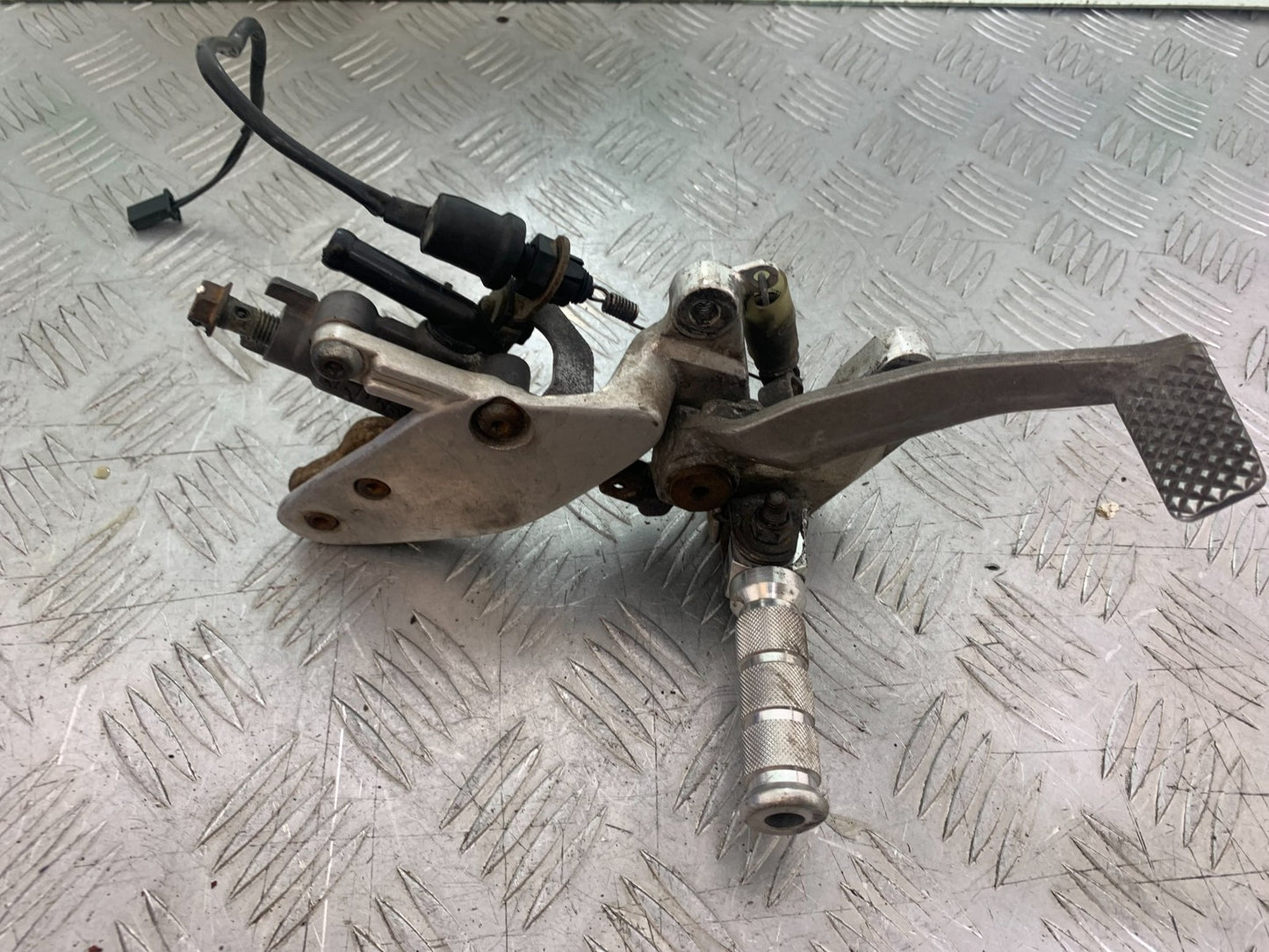 YAMAHA YZF1000 THUNDERACE FRONT RIGHT HANGER  YEAR 1997-2000 (CMB1204)