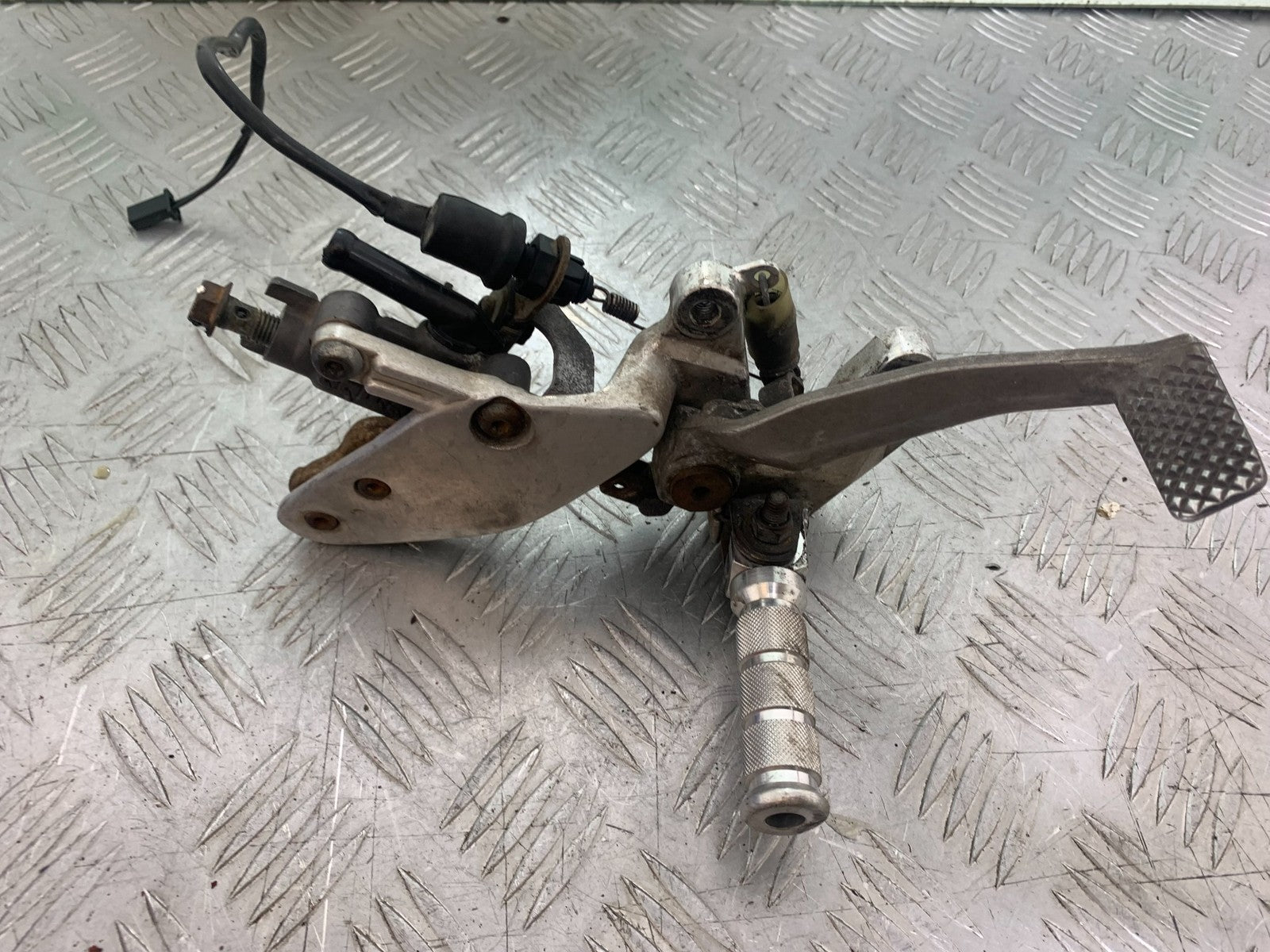 YAMAHA YZF1000 THUNDERACE FRONT RIGHT HANGER  YEAR 1997-2000 (CMB1204)