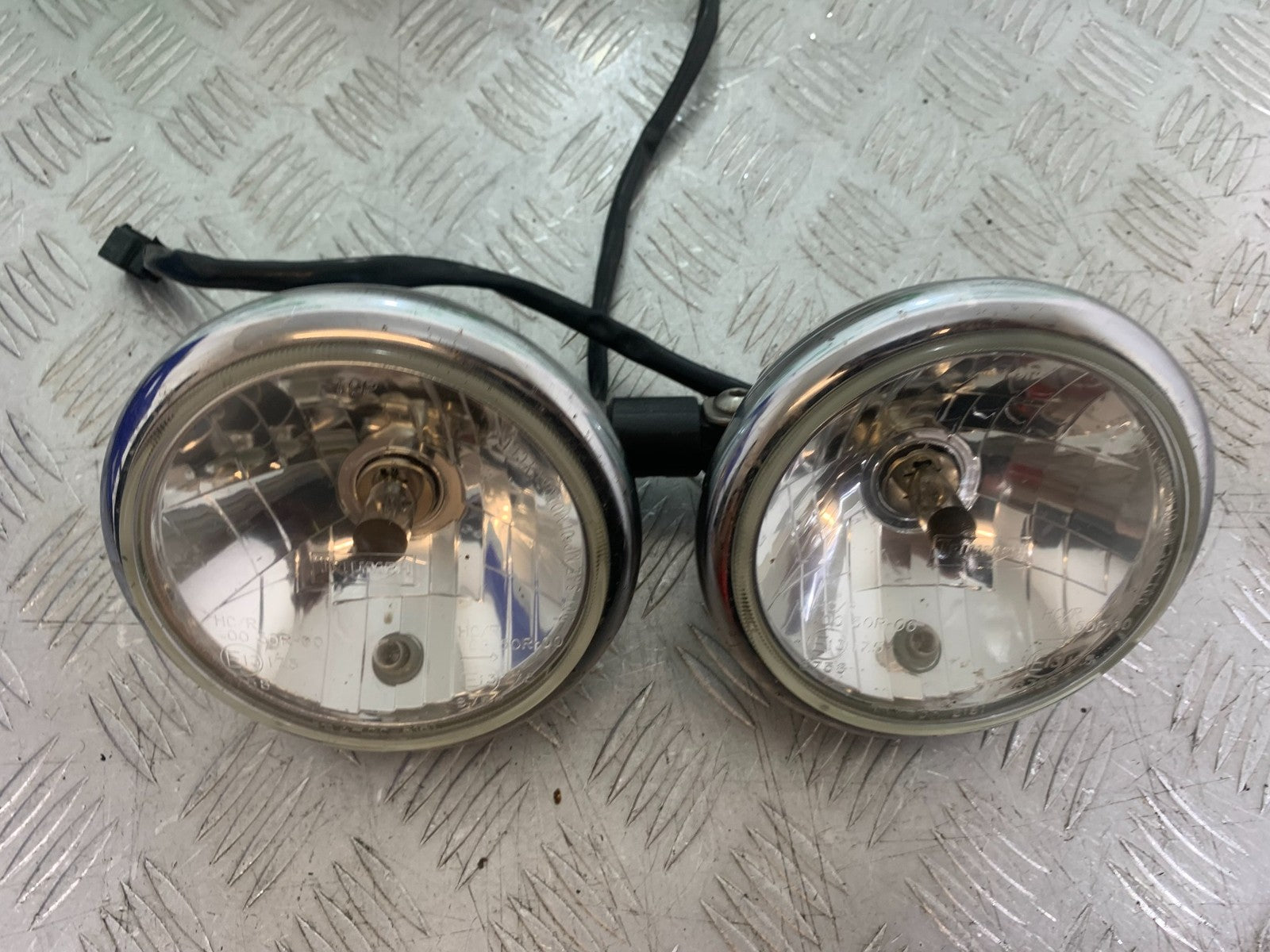 TRIUMPH 1050 SPEED TRIPLE HEADLIGHTS  YEAR 2005-2007 (CMB1322)