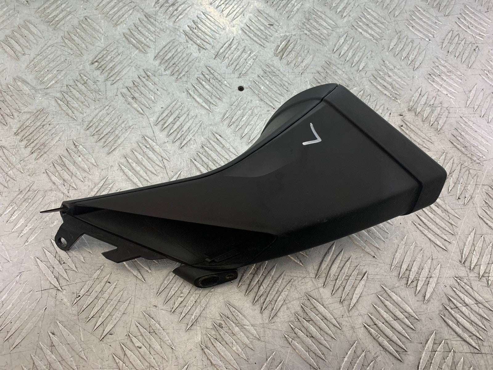 APRILIA TUONO 1000 V4R LEFT AIR TUBE  YEAR 2011-13  (CMB1316)