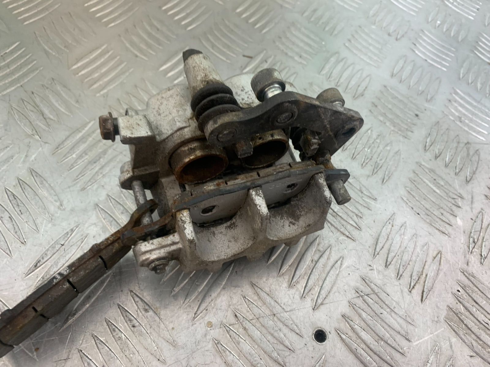 KAWASAKI VN1500 CLASSIC REAR BRAKE CALIPER   YEAR 1999 -2006 (CMB1166)