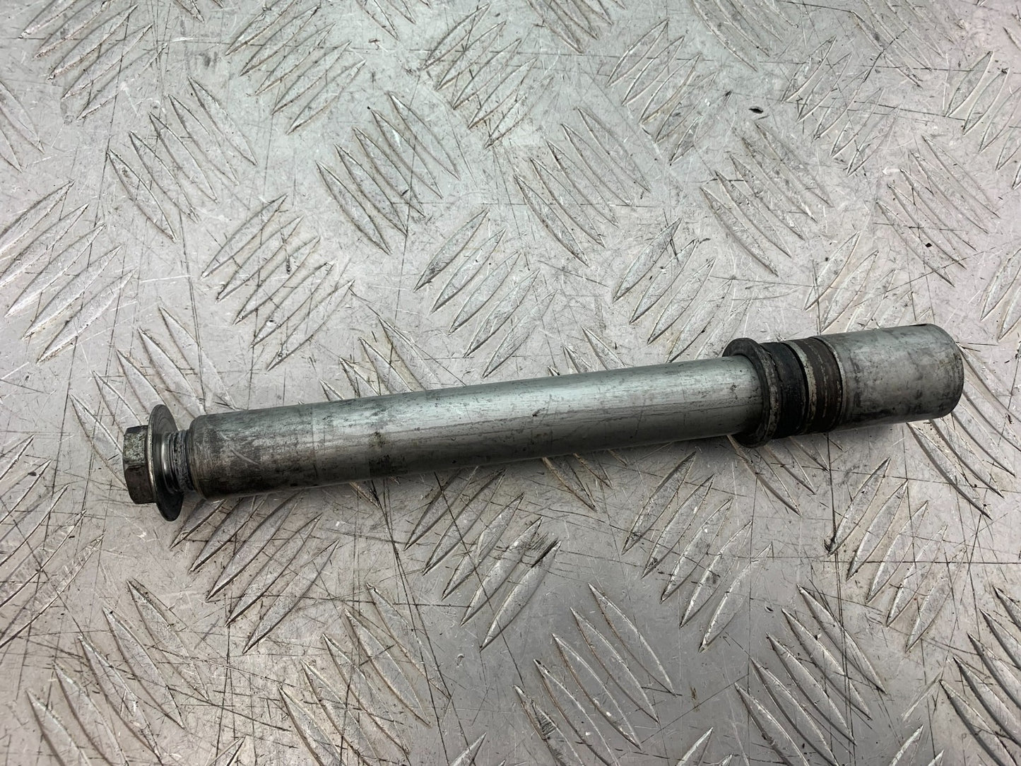 HONDA CBR1000 rr FIREBLADE FRONT WHEEL SPINDLE YEAR 2006 (CMB1220)