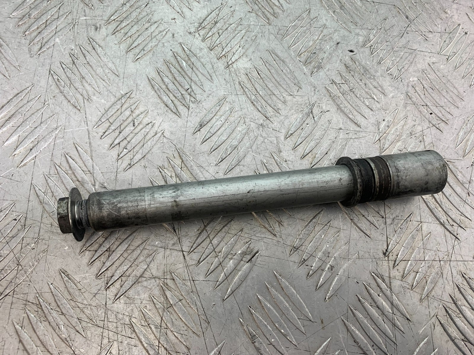 HONDA CBR1000 rr FIREBLADE FRONT WHEEL SPINDLE YEAR 2006 (CMB1220)