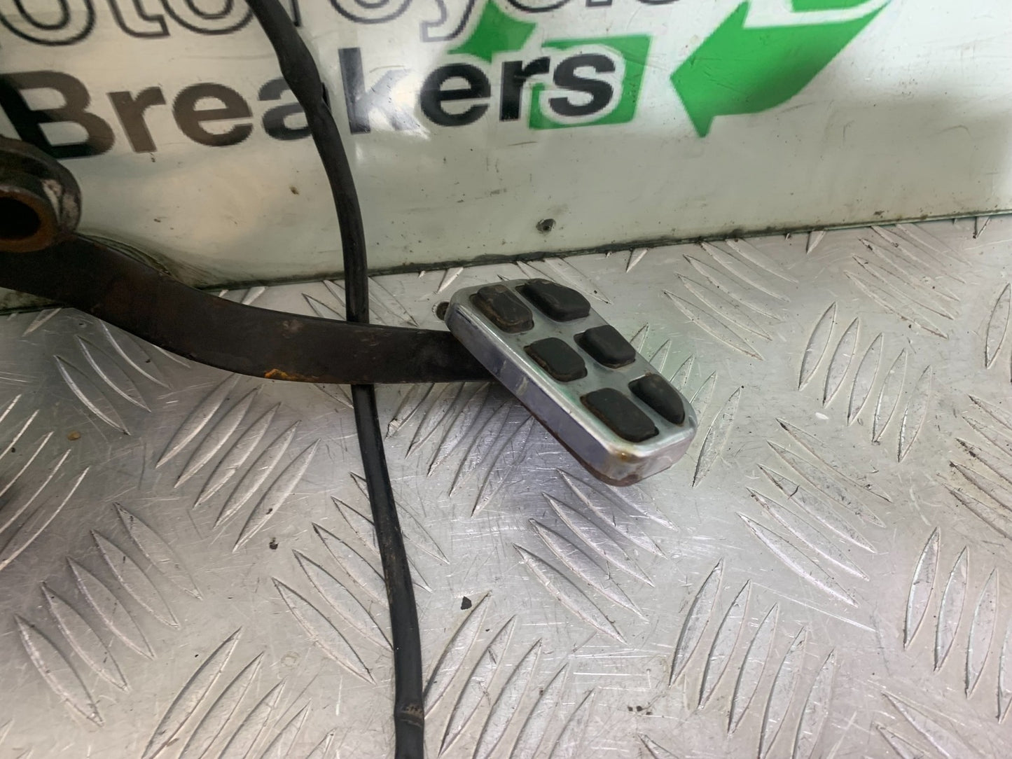 SINNIS HOODLUM 125 RIGHT HANGER AND BRAKE PEDAL   YEAR 2021-2025 (CMB1196)