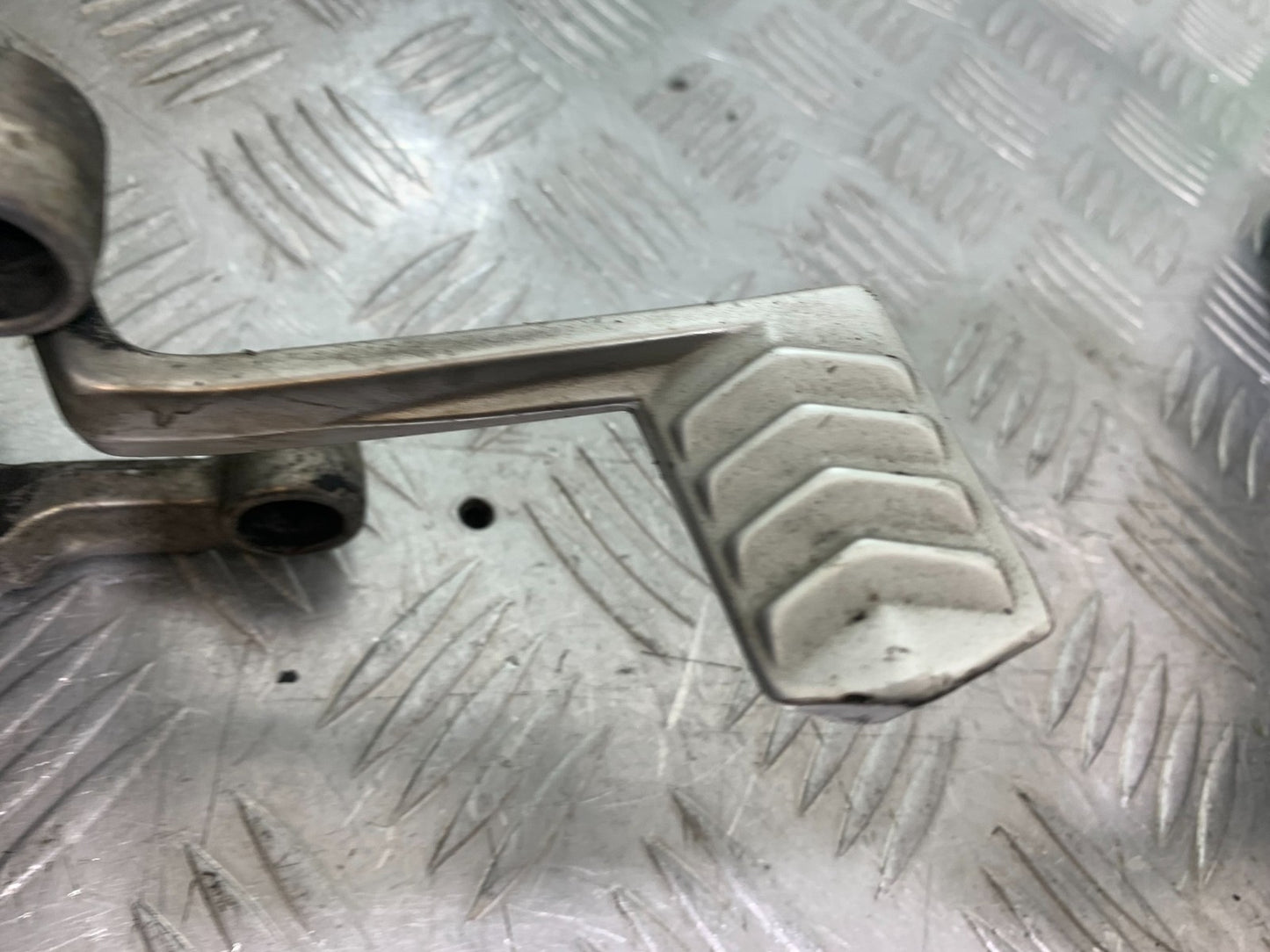 TRIUMPH 1050 SPRINT ST FRONT RIGHT HANGER  2003-2011 (CMB1285)
