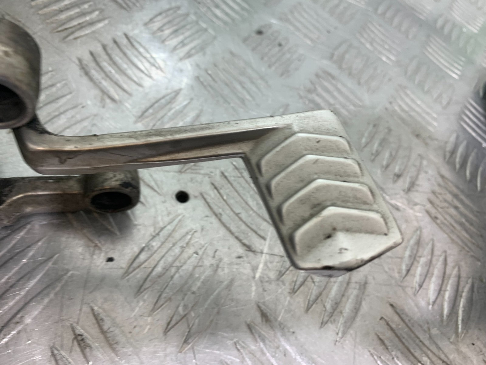 TRIUMPH 1050 SPRINT ST FRONT RIGHT HANGER  2003-2011 (CMB1285)