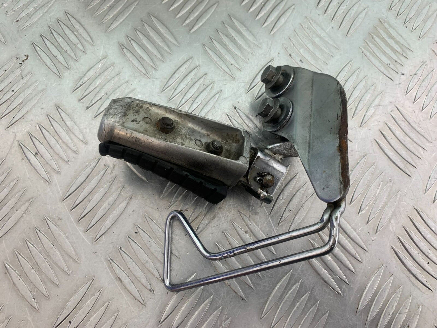 YAMAHA XV535 XV 535 VIRAGO FRONT RIGHT FOOTPEG YEAR 1994-02 (CMB1044)