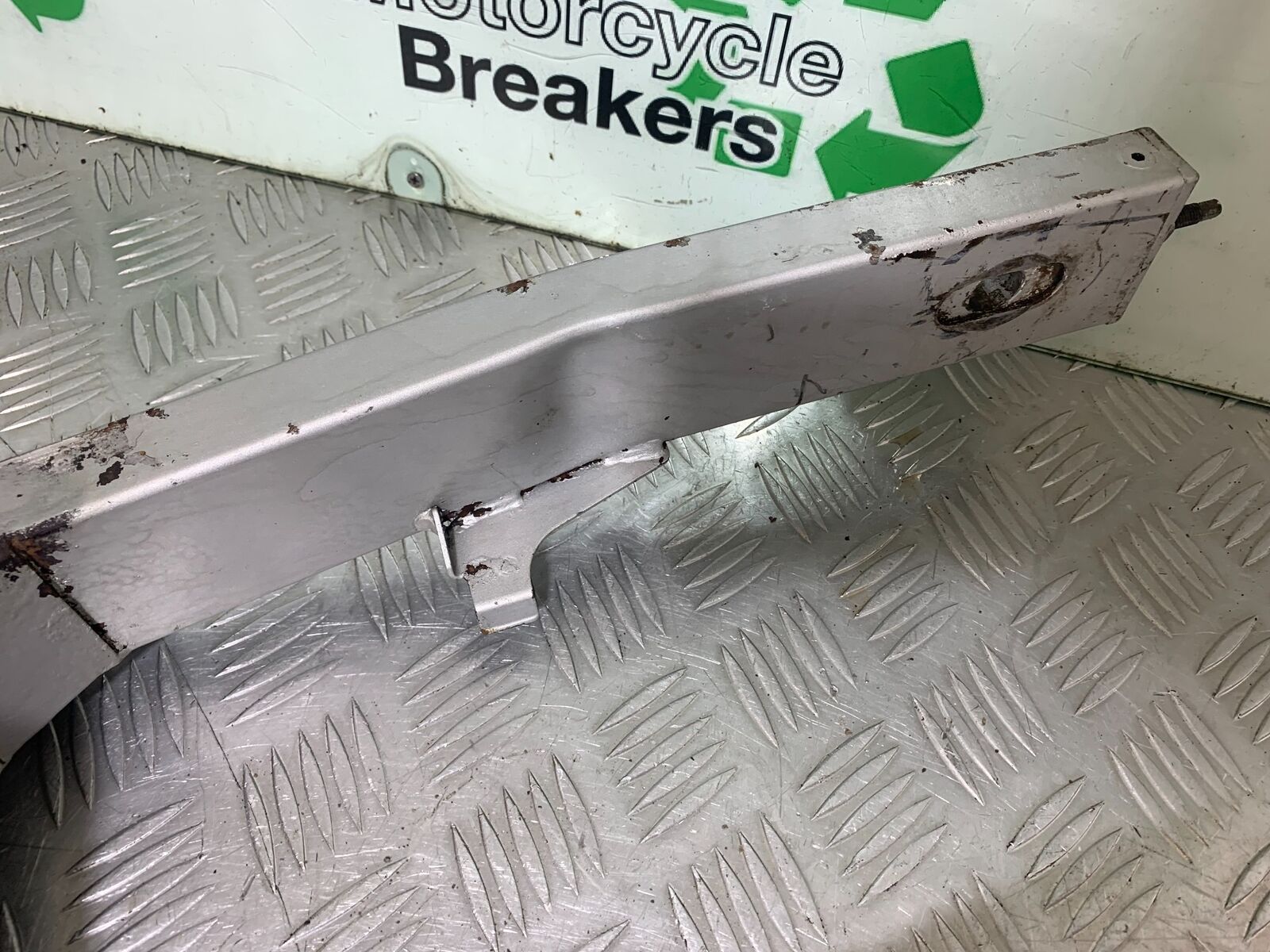 KAWASAKI Z750 ZR750 ZR-7S SWINGARM YEAR 1999-05 (CMB1135)