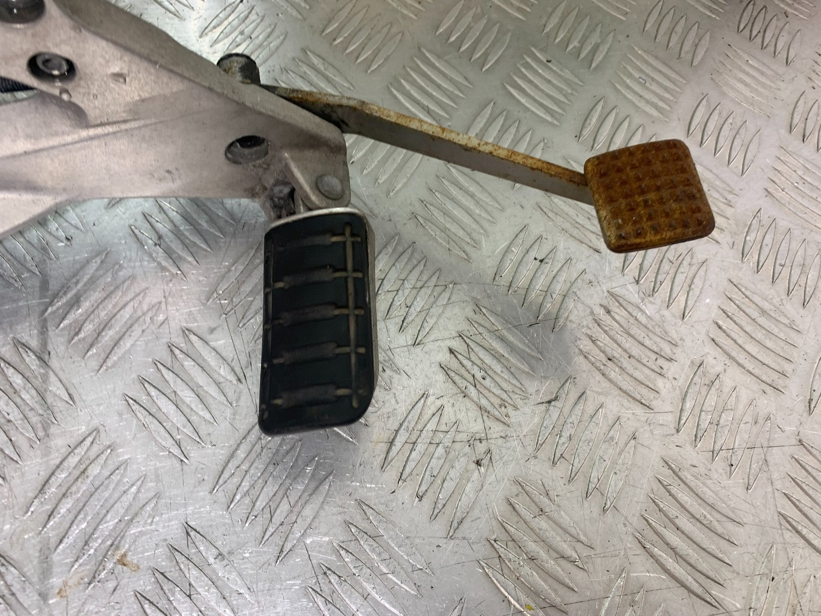 HONDA NT650 V DEAUVILLE RIGHT HANGER AND PEGS  YEAR 1998-01(CMB1320)