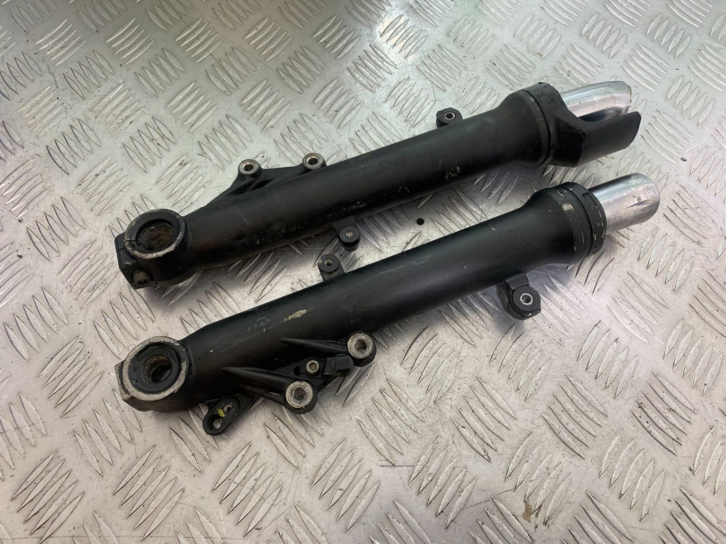 KAWASAKI Z650 ER650 KNFAN FORK BOTTOMS  YEAR 2022-2024 (CMB1112)