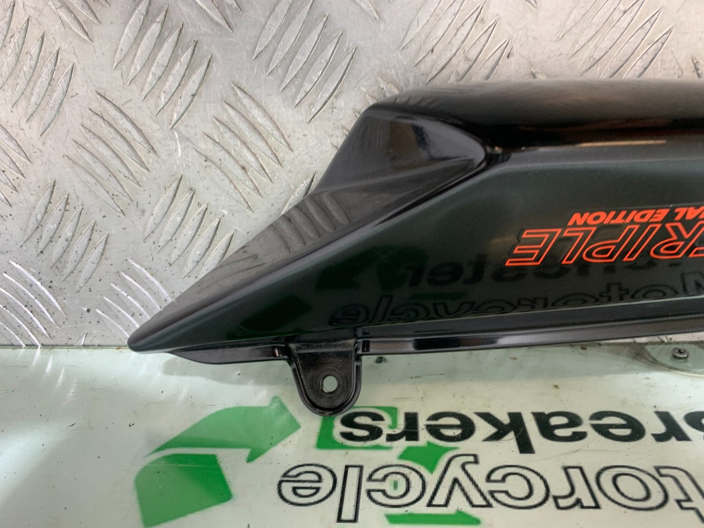 TRIUMPH SPEED TRIPLE R 1050 RIGHT SEAT PANEL  2009 (CMB1183)