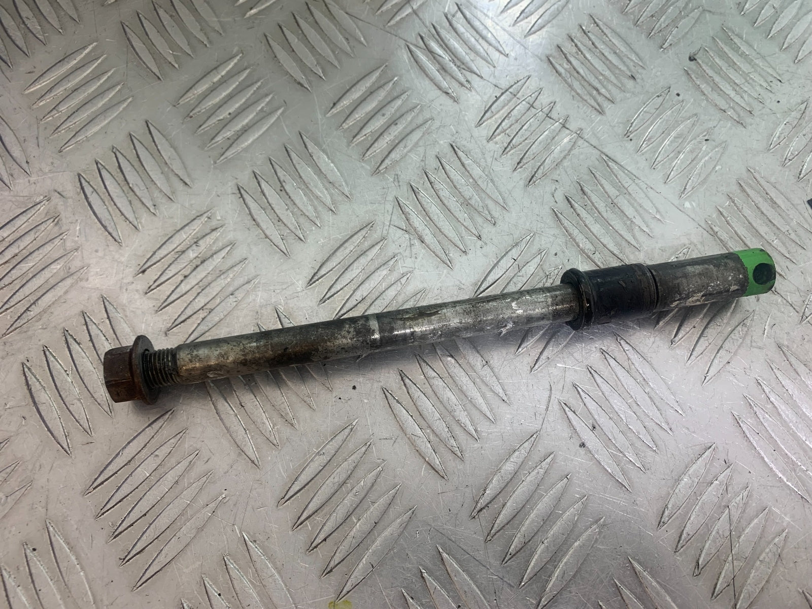 KAWASAKI GT550 GT 550 FRONT WHEEL SPINDLE YEAR 1984-87 (CMB1141)