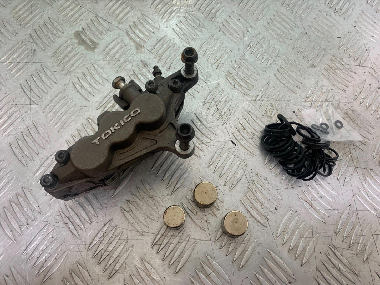 KAWASAKI ZX9R ZX9 E1 FRONT RIGHT CALIPER (SOLD AS PARTS)  YEAR 2000-01 (CMB1171)