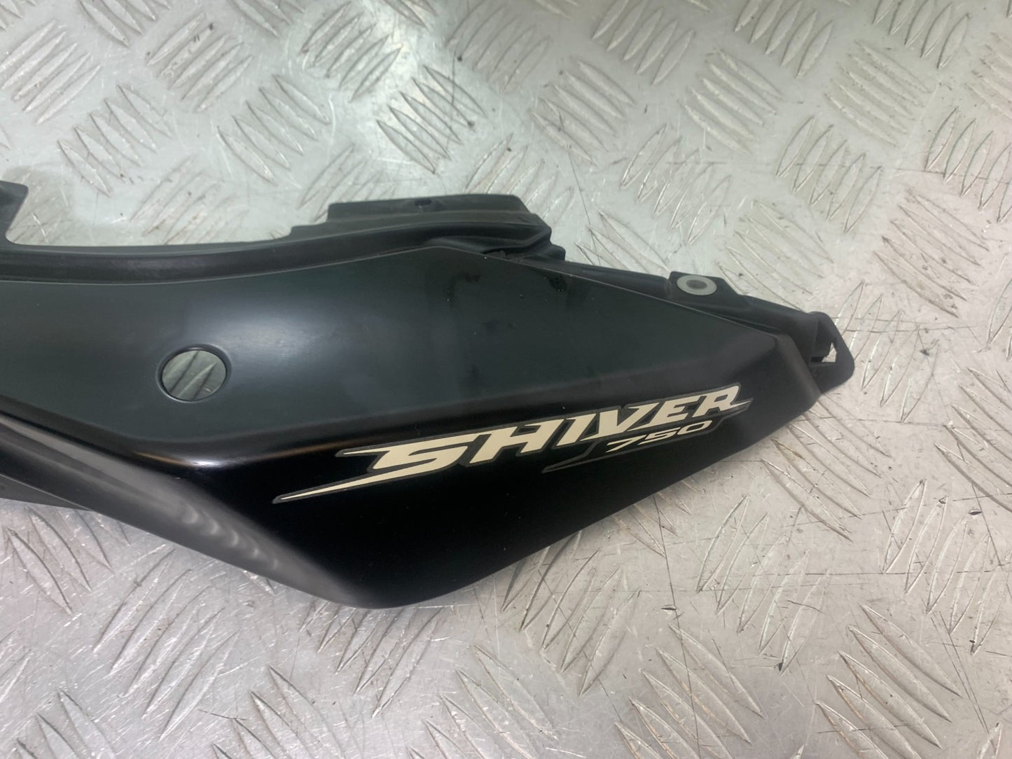 APRILIA SL750 SL 750 SHIVER LEFT SEAT PANEL   YEAR 2008-2016 (CMB1242)