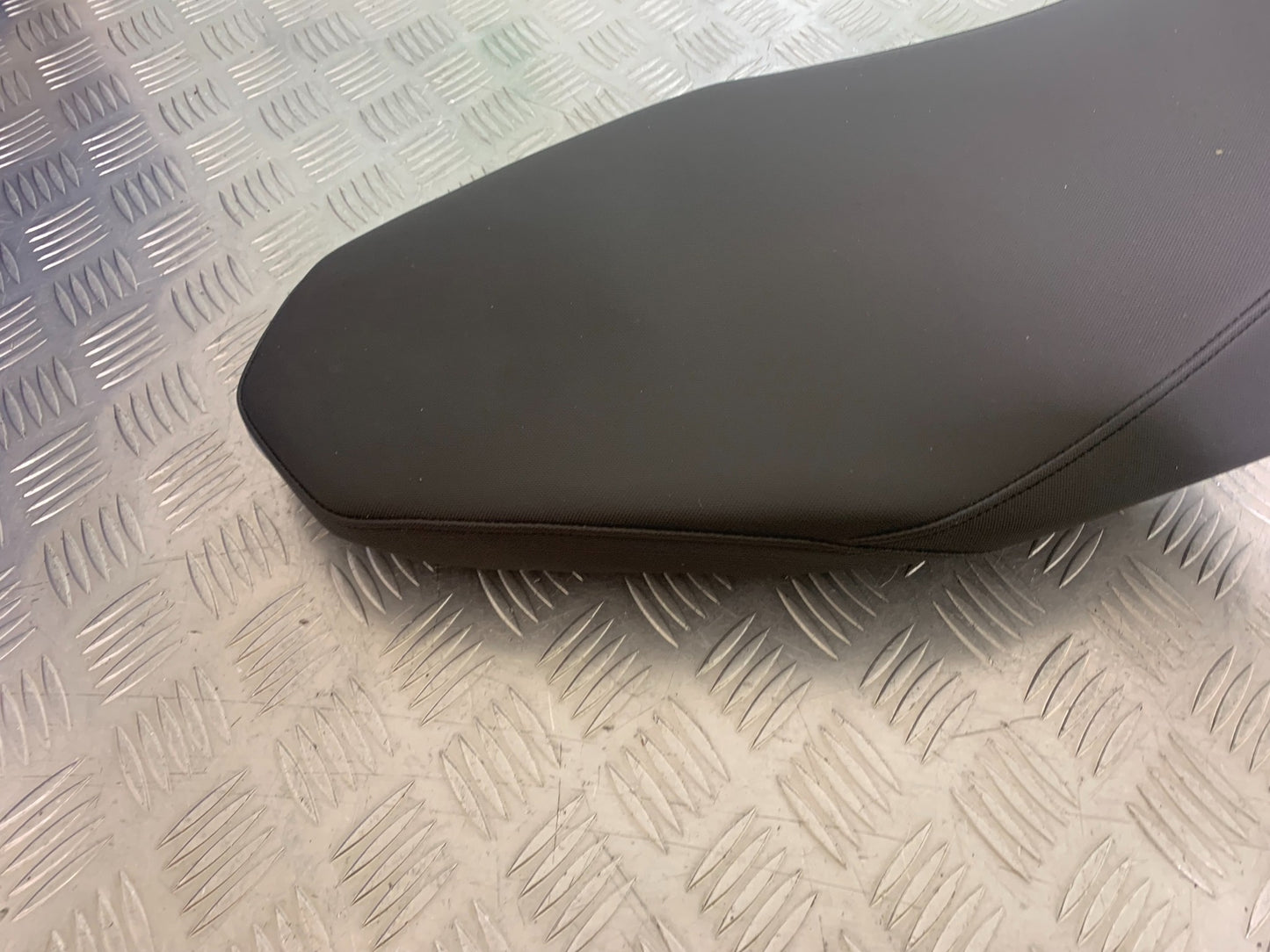 KTM 990 SUPERMOTO T SEAT  YEAR 2010-2011  (CMB1127)