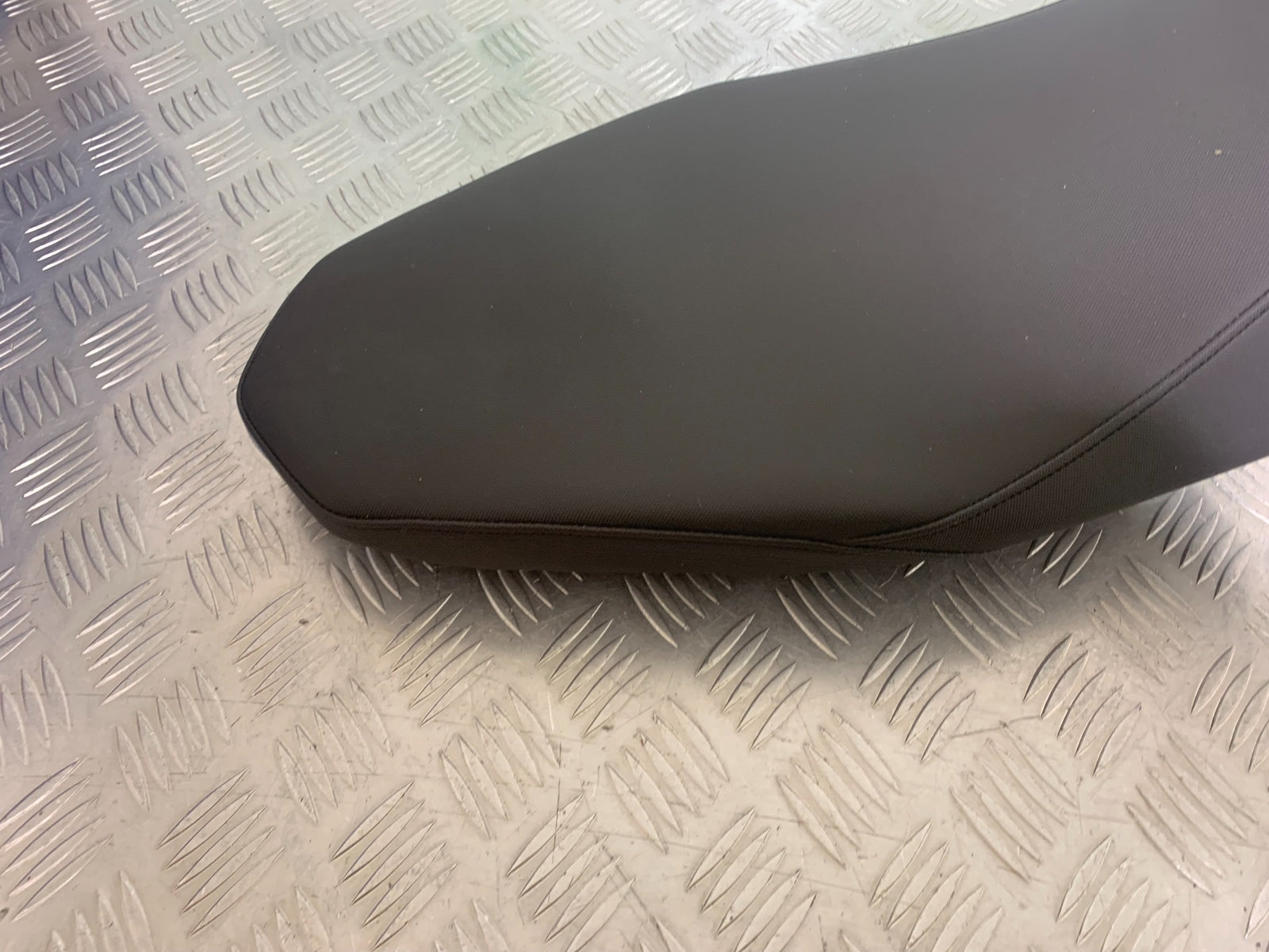 KTM 990 SUPERMOTO T SEAT  YEAR 2010-2011  (CMB1127)