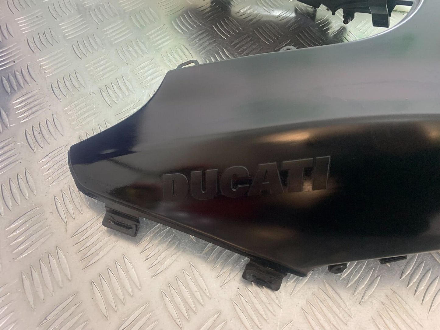 DUCATI DIAVEL 1200 PETROL TANK COVER   YEAR 2014-17 (CMB1054)