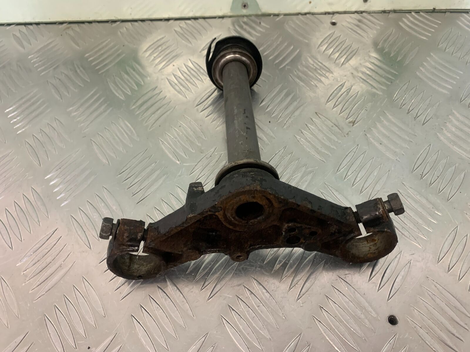 SUZUKI GS750 E GS 750E BOTTOM YOKE  YEAR 1979  (STOCK 959)