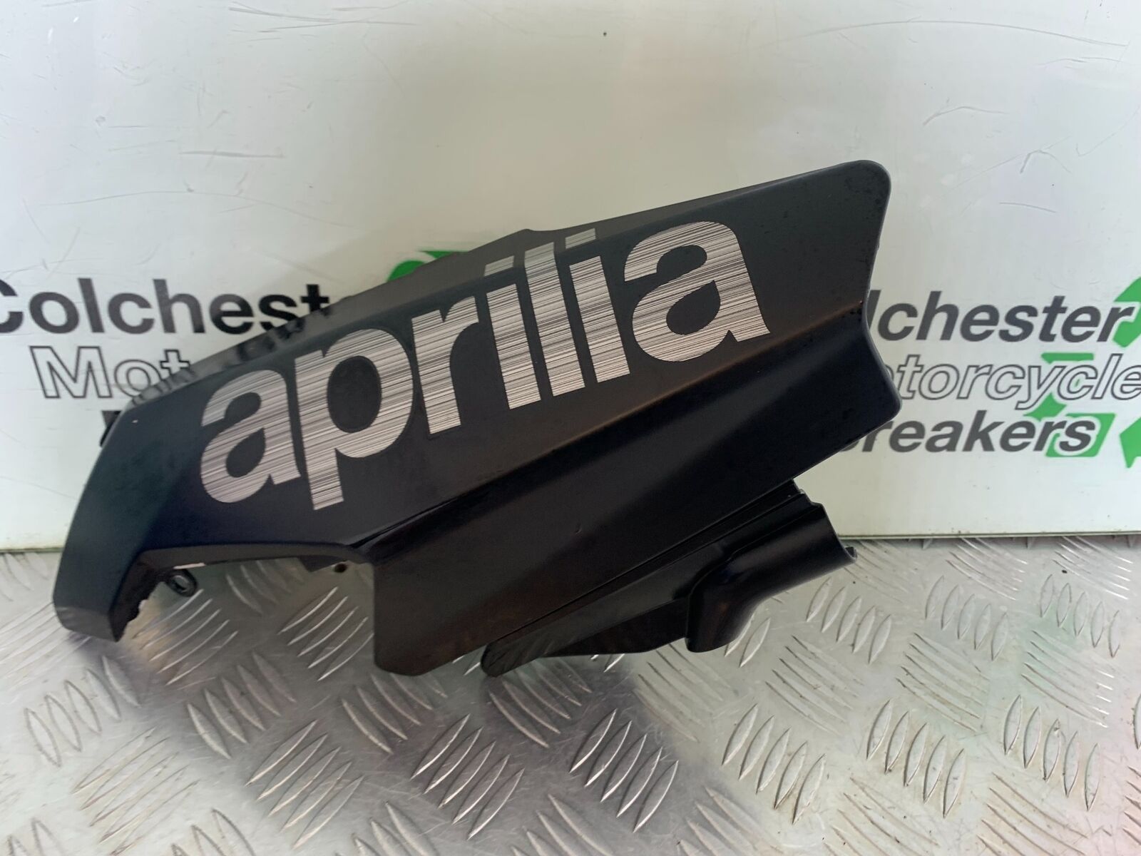 APRILIA SL750 SL 750 SHIVER LEFT TANK COWL  YEAR 2012 (CMB1074)