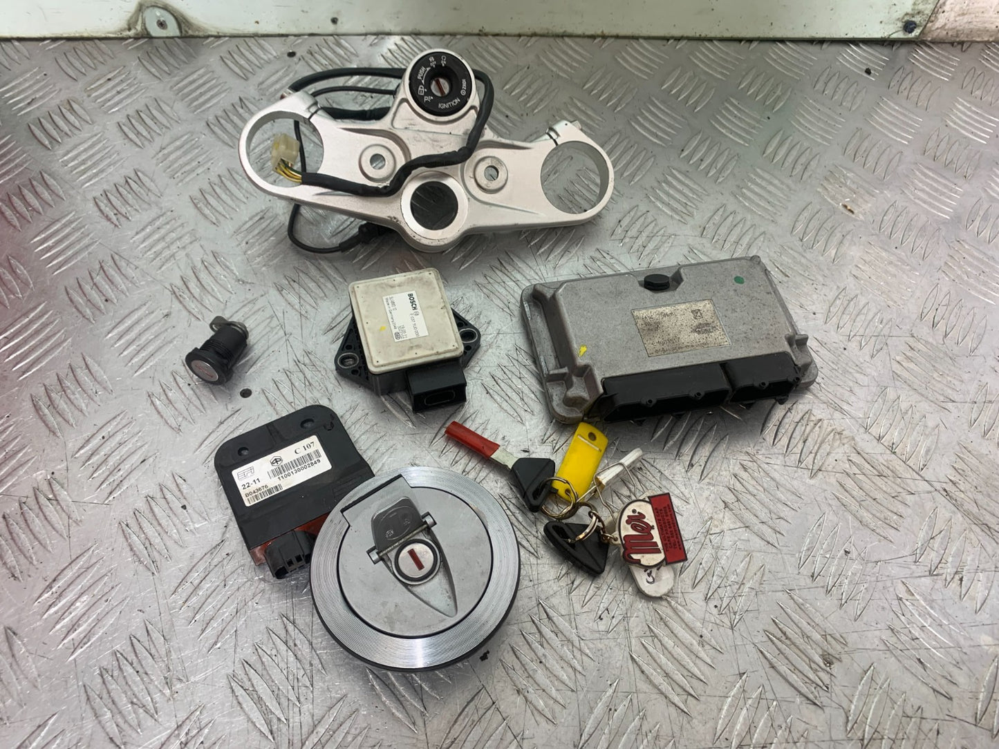 APRILIA TUONO 1000 V4R ECU LOCKS KEYS  YEAR 2011-13  (CMB1331)