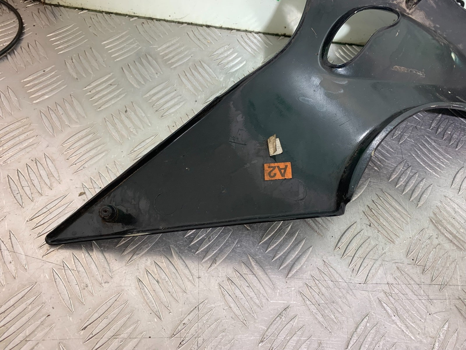 TRIUMPH 955i SPRINT ST LEFT SEAT PANEL YEAR 1999-04 (CMB1230)