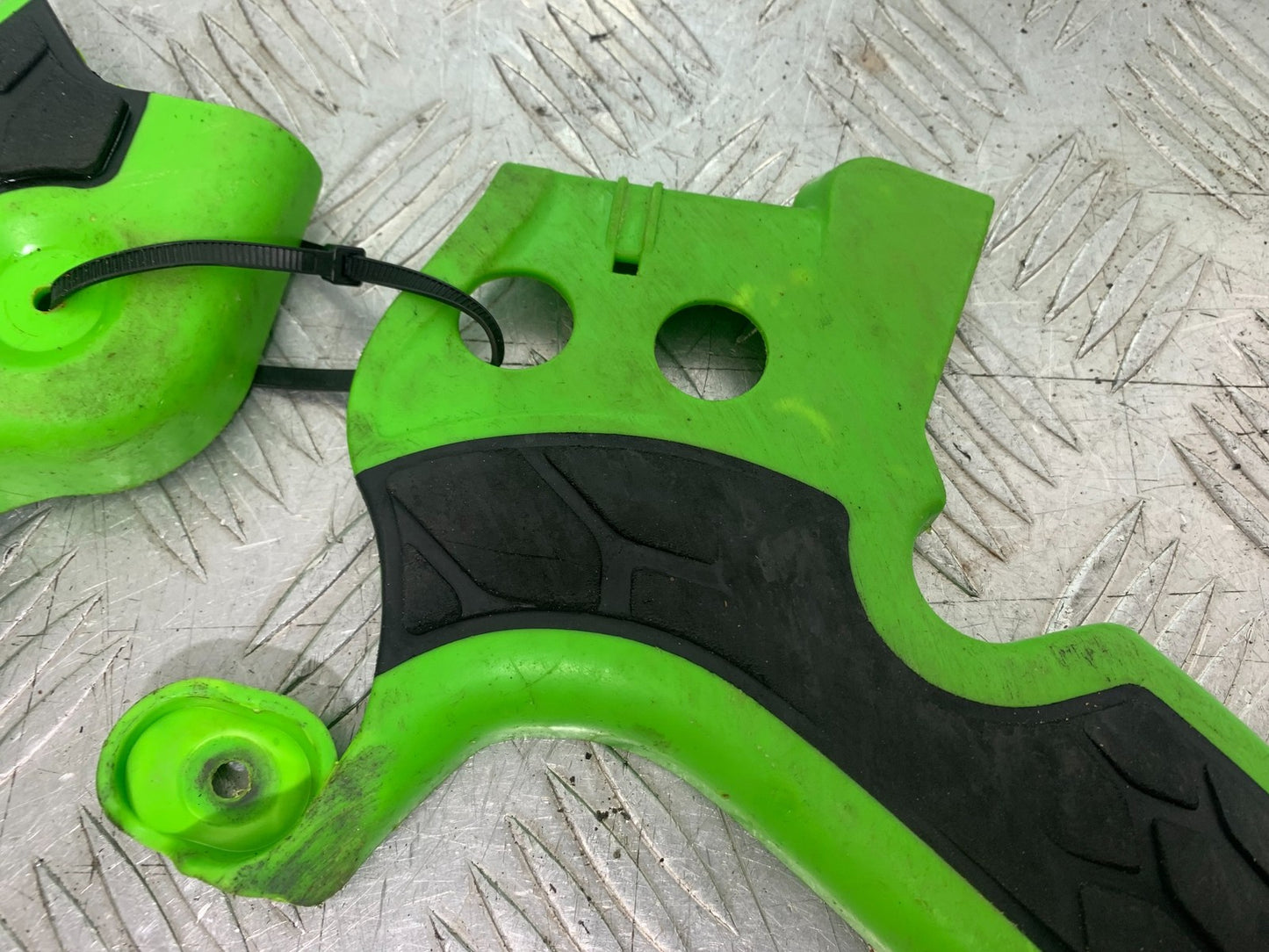 KAWASAKI KXF450 KXF 450 FRAME PROTECTORS  YEAR 2013 CMB1217)