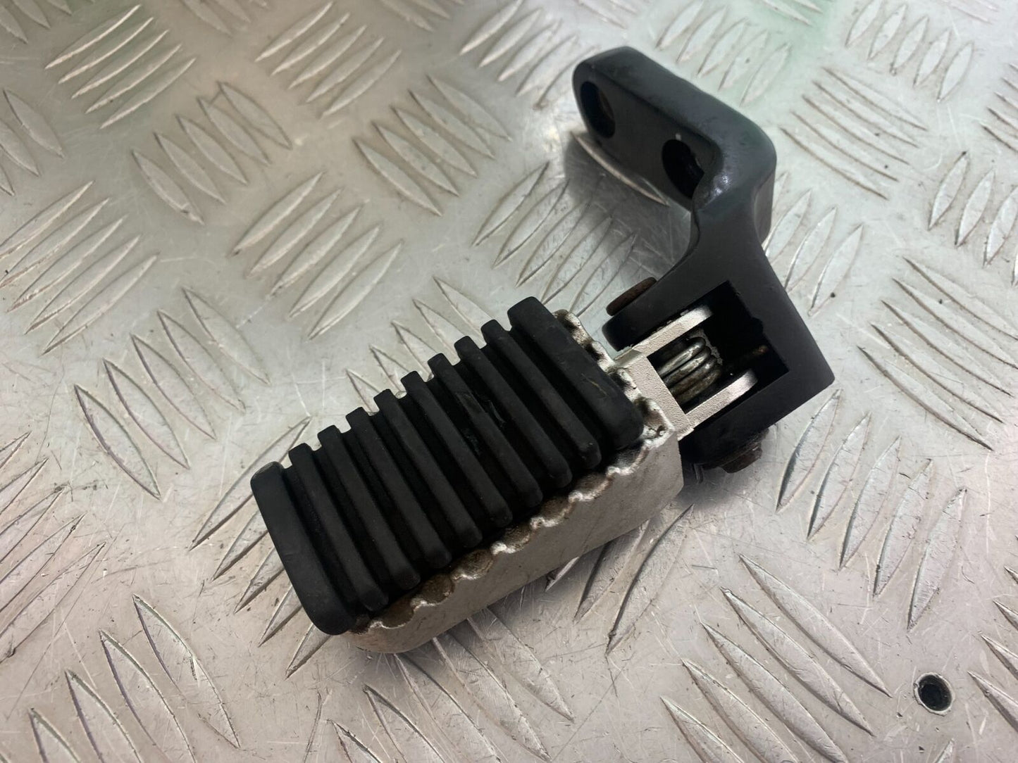 SINNIS TERRAIN 125 FRONT LEFT HANGER AND PEG   YEAR 2024 (CMB1072)