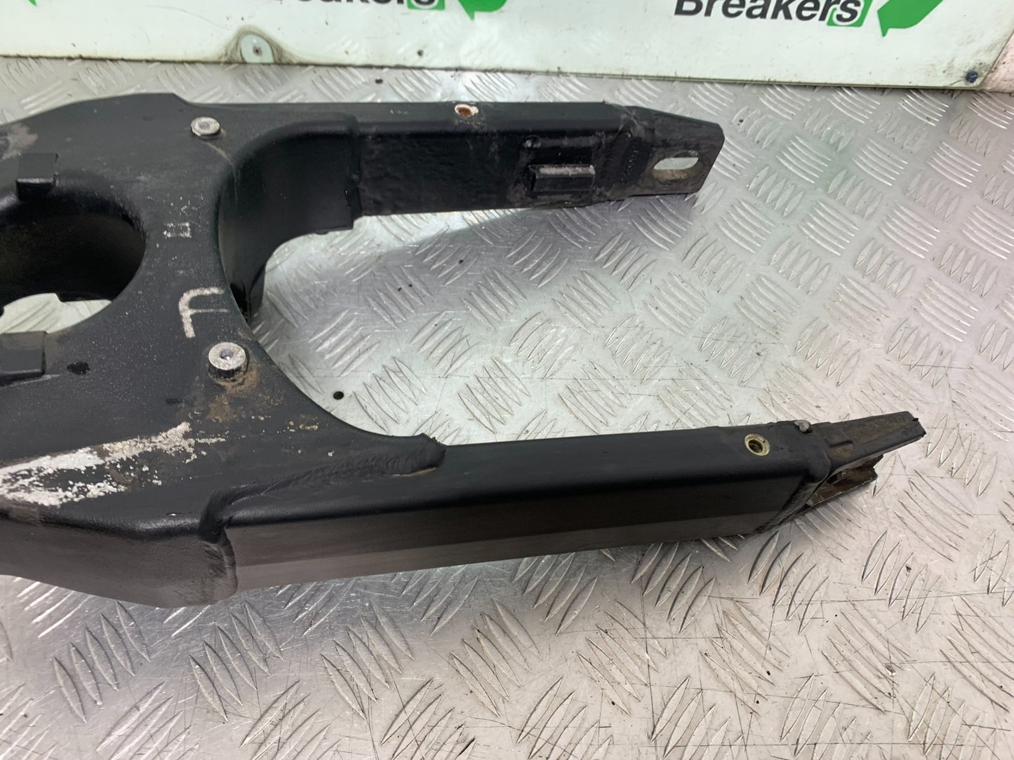 TRIUMPH 955i DAYTONA SWINGARM   YEAR 2002-2006 (CMB1229)