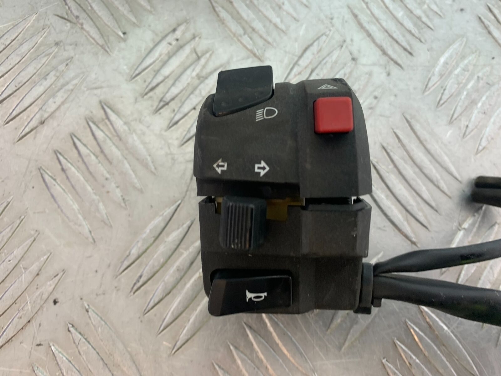 SUZUKI GSF1250 GSF 1250 BANDIT LEFT SWITCH GEAR   YEAR 2010-14 (CMB1092)