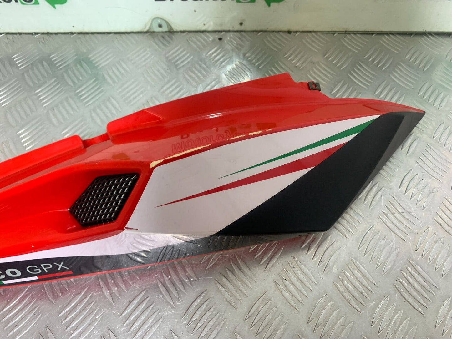 NECO GPX125 RIGHT SEAT PANEL YEAR 2016-2021(CMB1052)