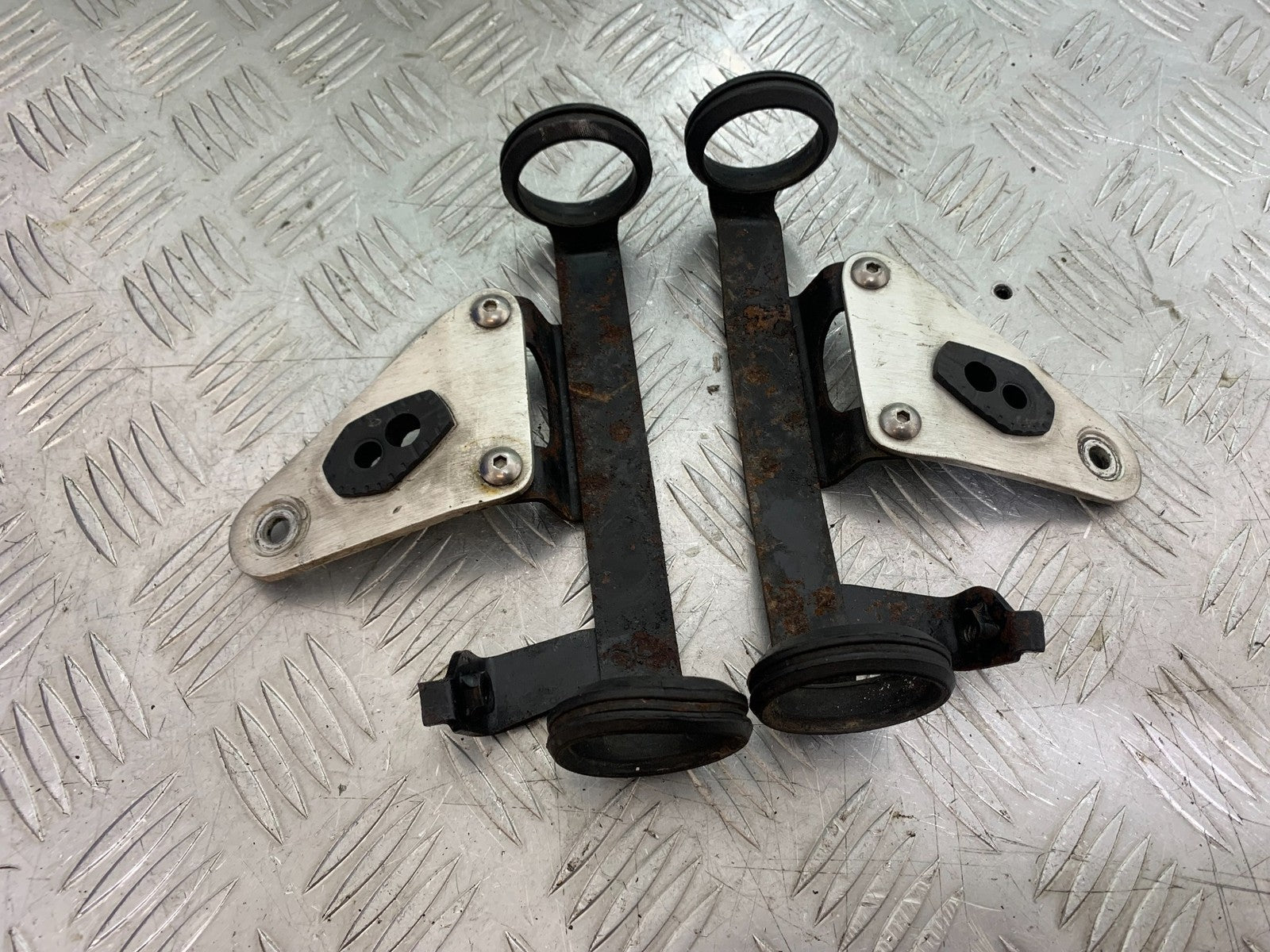 SUZUKI GSF1200 GSF 1200 BANDIT HEADLIGHT BRACKETS  YEAR 2001-2004 (CMB1188)