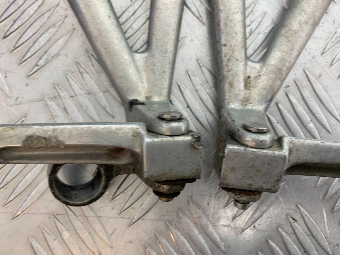 TRIUMPH T509 SPEED TRIPLE REAR HANGERS AND PEGS  YEAR 1997-1998 (CMB1144)
