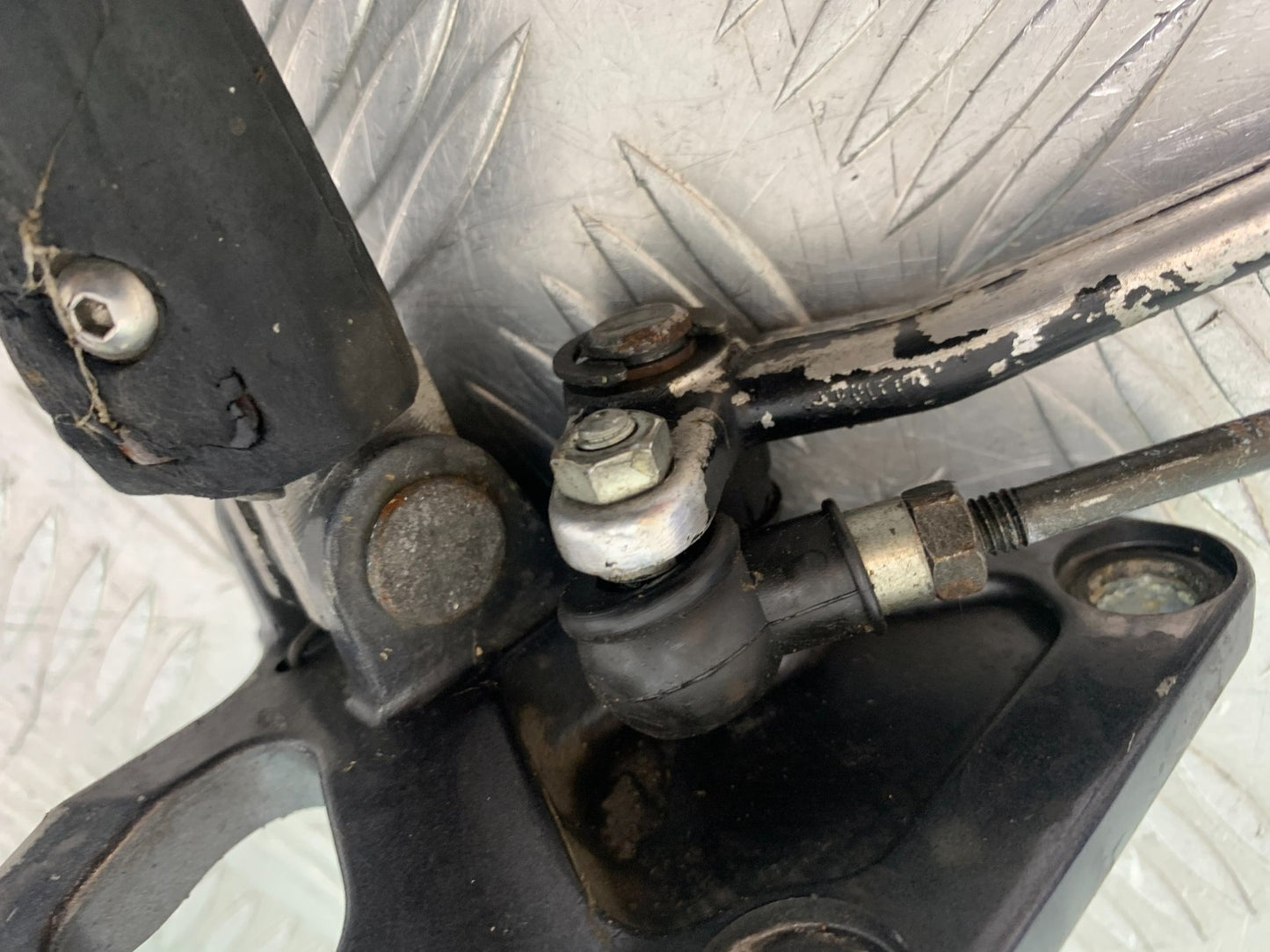 KAWASAKI ZZR1100 D FRONT LEFT HANGER YEAR 1993-2001 (CMB1189)