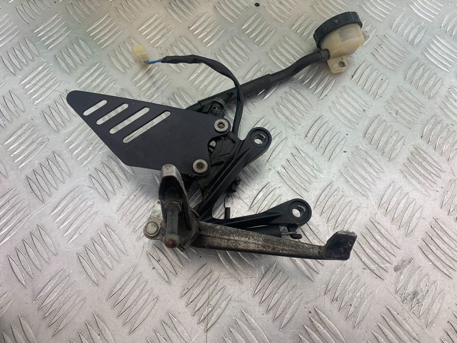 KAWASAKI ZX6R FRONT RIGHT HANGER  YEAR 2009-2012 (CMB1136)