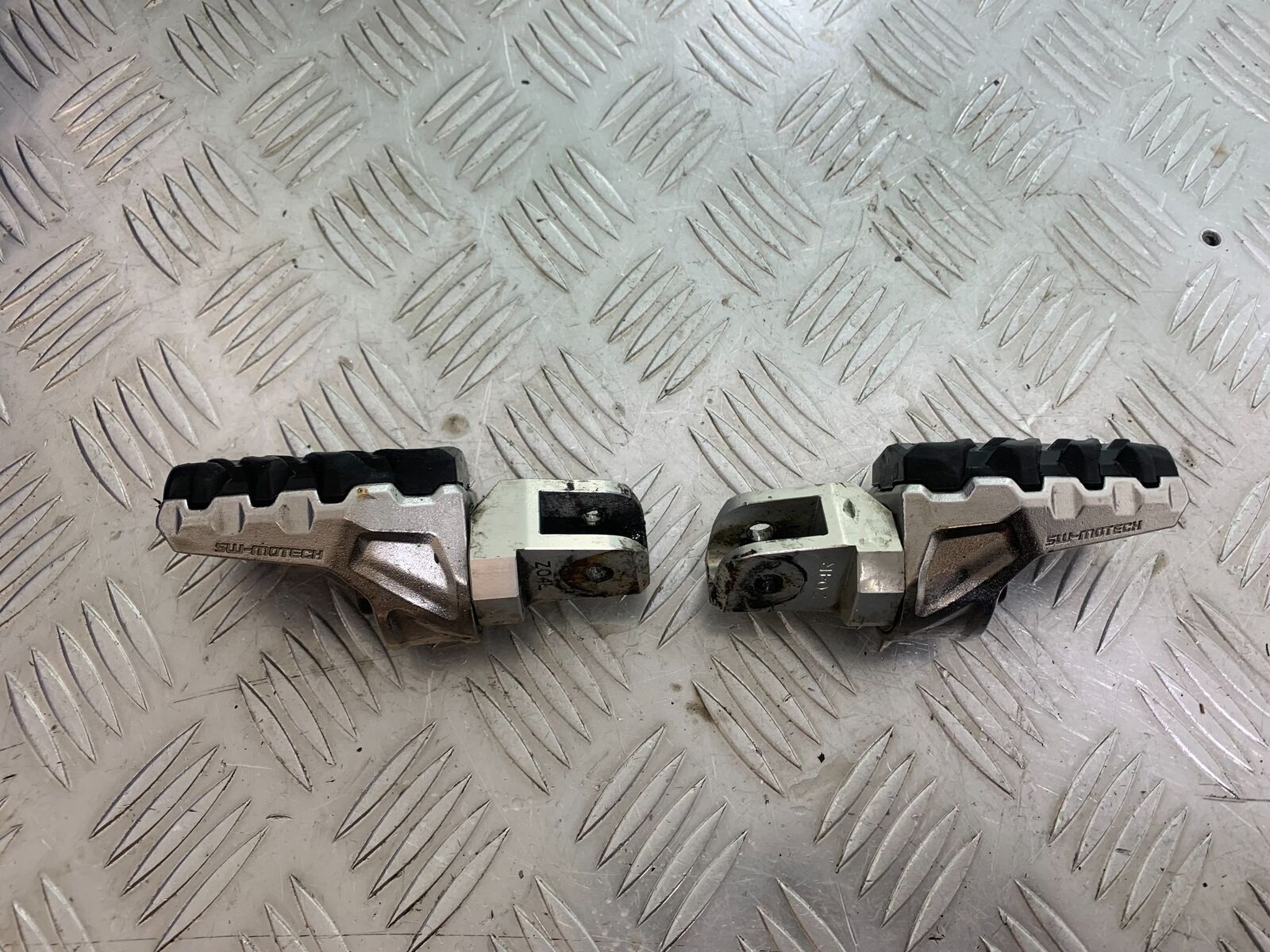 TRIUMPH TIGER 800 ADJUSTABLE FRONT FOOTPEGS   YEAR 2011-2014 (CMB1113)