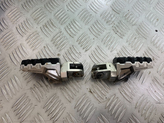 TRIUMPH TIGER 800 ADJUSTABLE FRONT FOOTPEGS   YEAR 2011-2014 (CMB1113)