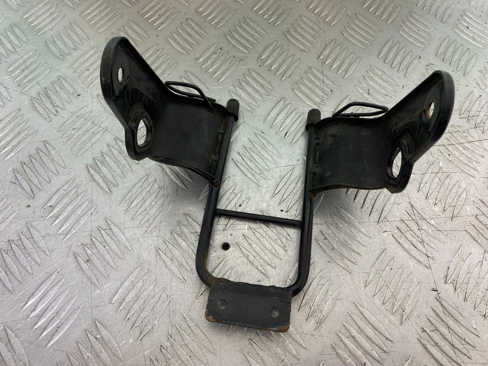 YAMAHA YBR125 YBR 125 HEADLIGHT BRACKET  YEAR 2010-2017 (CMB1252)