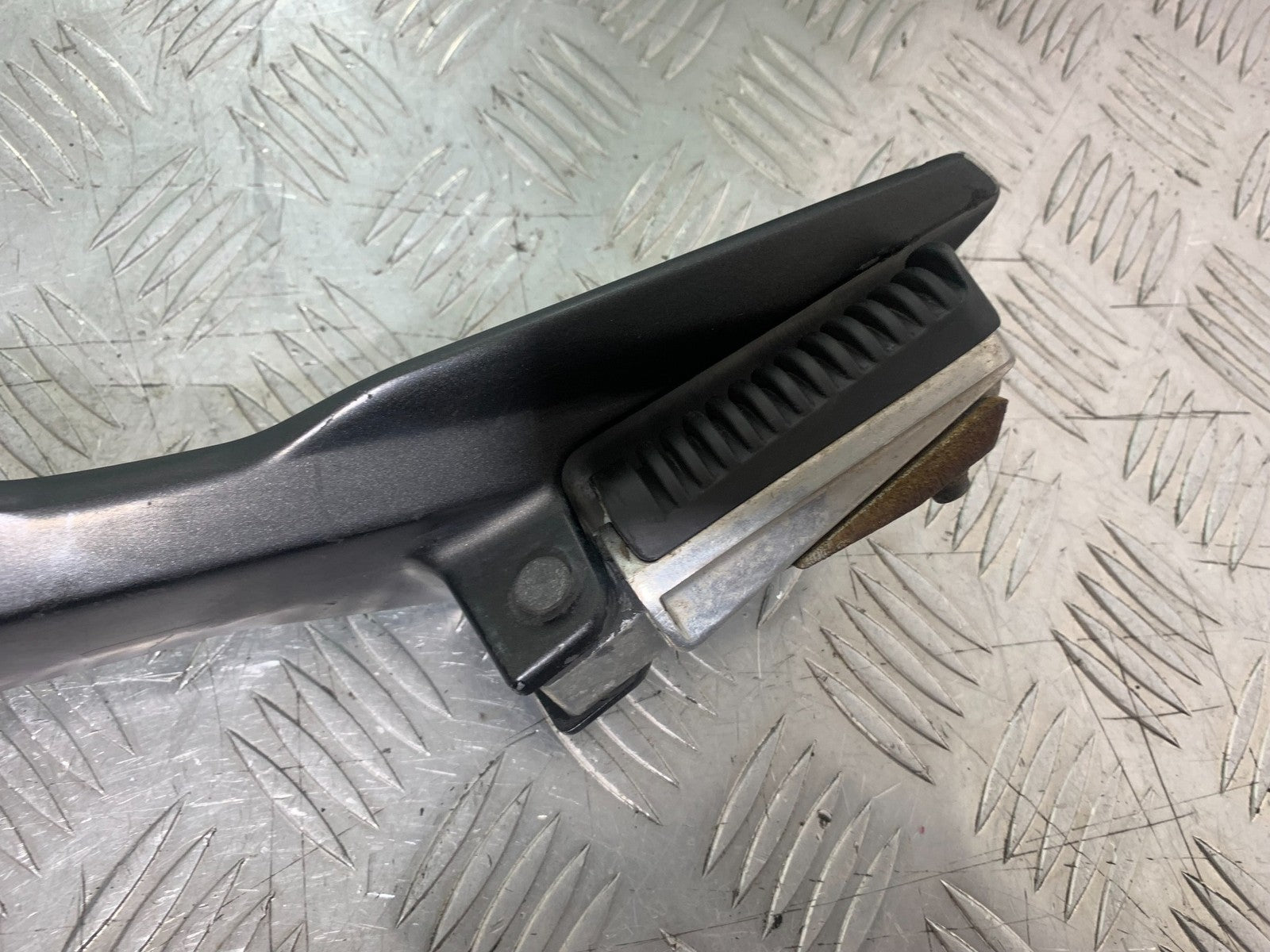 YAMAHA XJ6 XJ6-S FRONT LEFT HANGER  YEAR 2009-2015  (CMB1212)