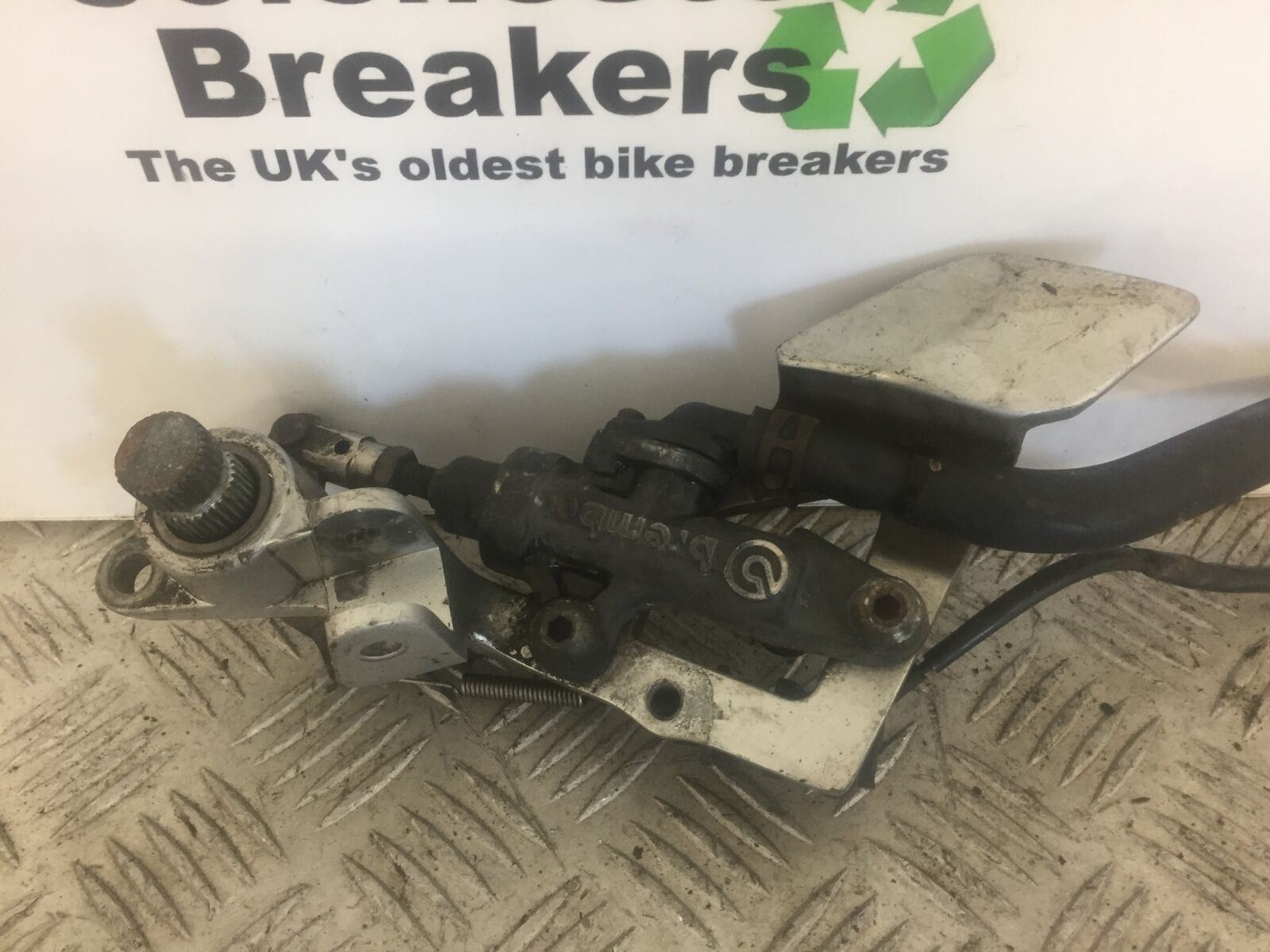 YAMAHA FJR1300 FJR 1300 FRONT RIGHT HANGER   YEAR 2002