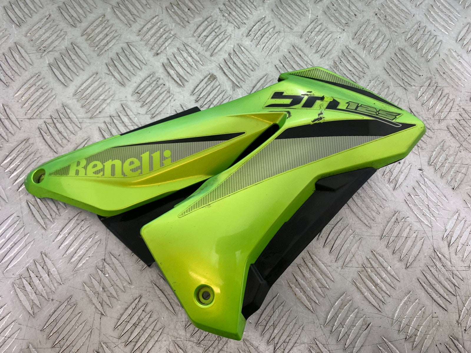 BENELLI BN125 BN 125 RIGHT SIDE FAIRING PANEL   YEAR 2018-2021 (CMB1245)