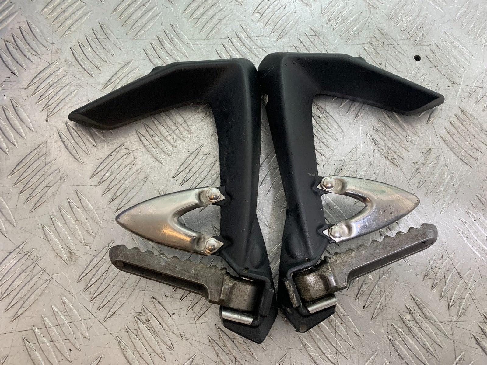 TRIUMPH 1050 SPRINT ST REAR HANGERS AND PEGS   2003-2011 (CMB1285)