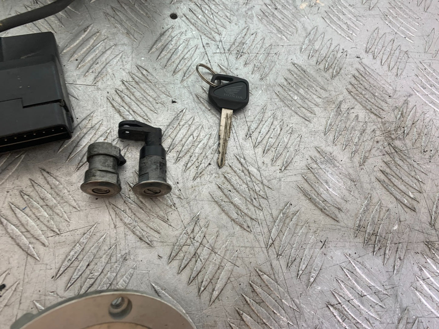 HONDA NT650 V DEAUVILLE ECU LOCKS AND KEY   YEAR 1998-01(CMB1320)