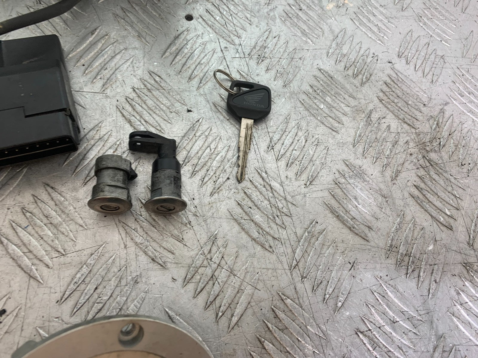 HONDA NT650 V DEAUVILLE ECU LOCKS AND KEY   YEAR 1998-01(CMB1320)