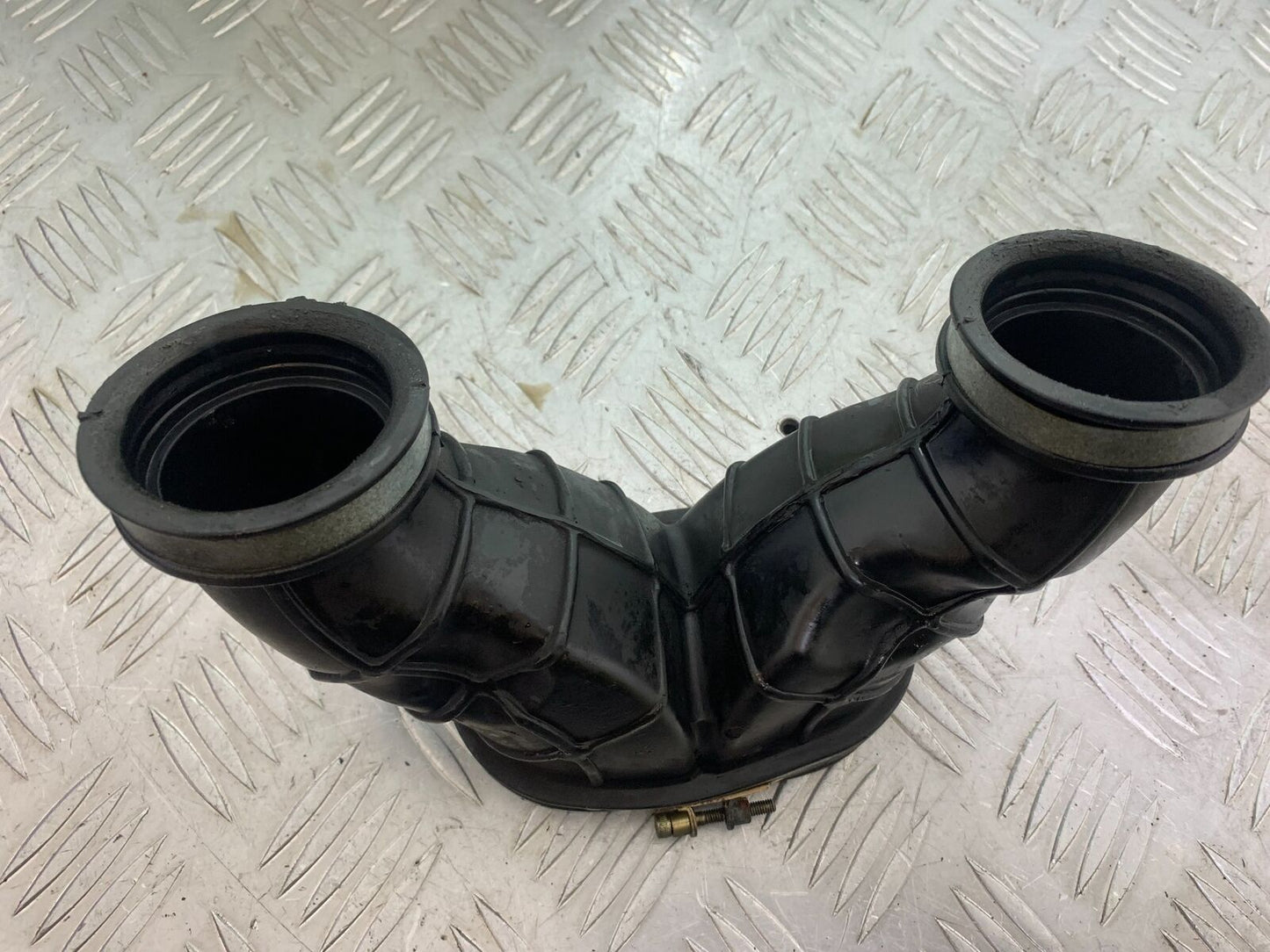 TRIUMPH THUNDERBIRD 1600 AIRBOX RUBBERS   YEAR 2011 (CMB1107)